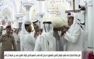 أمير قطر يحمل جثمان الأمير الوالد حمد بن خليفة خلال مراسم تشييعه بالدوحة