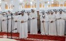 في مشهد مؤثر.. أمير قطر يحمل جثمان والده الراحل حمد بن خليفة خلال مراسم تشييعه (صورة فيديو)