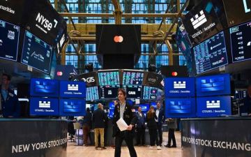 الأسهم الأمريكية تستقر قرب مستويات قياسية وسط مكاسب أسبوعية الأسهم الأمريكية تستقر قرب مستويات قياسية وسط مكاسب أسبوعية