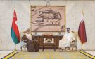 أمير قطر وسلطان عمان يستعرضان تعزيز العلاقات والتعاون المشترك