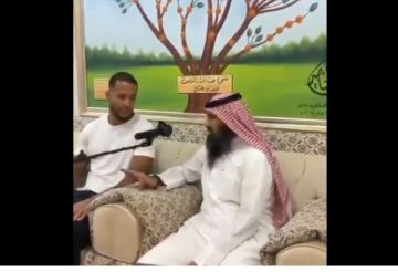 قطر.. لاعب نيجيري يشهر إسلامه (فيديو) قطر.. لاعب نيجيري يشهر إسلامه (فيديو)