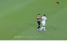 شاهد.. لاعب يتعرض للشد فيخلع قميصه ويمنحه لمنافسه في لقطة غريبة