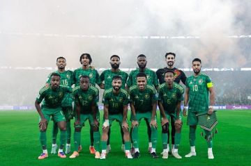 أمير منطقة الرياض يرفع التهنئة للقيادة بمناسبة تأهل المنتخب السعودي لكأس العالم 2026 أمير منطقة الرياض يرفع التهنئة للقيادة بمناسبة تأهل المنتخب السعودي لكأس العالم 2026