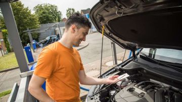 كيف يحافظ فلتر الزيت على أداء المحرك؟