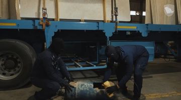 إحباط تهريب 8.9 كجم من الشبو عبر منفذ الربع الخالي في شاحنة محكمة الإخفاء إحباط تهريب 8.9 كجم من الشبو عبر منفذ الربع الخالي في شاحنة محكمة الإخفاء