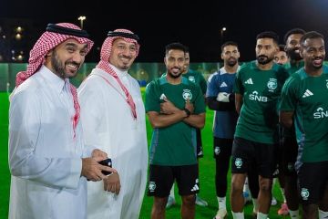 الفيصل محفزًا لاعبي الأخضر قبل موقعة إندونيسيا: بعزيمة نجومنا ودعم جماهيرنا يتحقق الفوز الفيصل محفزًا لاعبي الأخضر قبل موقعة إندونيسيا: بعزيمة نجومنا ودعم جماهيرنا يتحقق الفوز