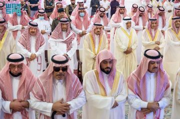 أمير الرياض يؤدي صلاة الميت على الأميرة نوف بنت سعود بن عبدالعزيز آل سعود أمير الرياض يؤدي صلاة الميت على الأميرة نوف بنت سعود بن عبدالعزيز آل سعود