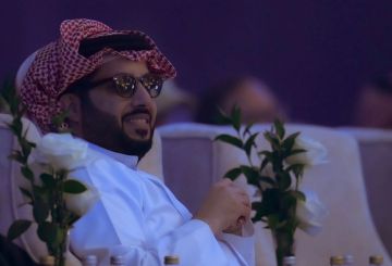 ودنا يحلق شعره.. تعليق طريف من تركي آل الشيخ على فوز مانشستر يونايتد