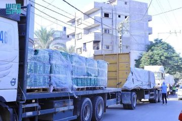 وصول قافلة إغاثية سعودية جديدة إلى قطاع غزة وصول قافلة إغاثية سعودية جديدة إلى قطاع غزة