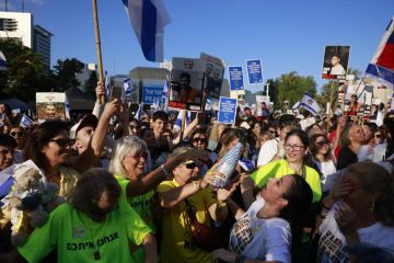 تسليم 7 رهائن إسرائيليين في غزة إلى اللجنة الدولية للصليب الأحمر تسليم 7 رهائن إسرائيليين في غزة إلى اللجنة الدولية للصليب الأحمر