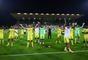 النشيد أم الحناء.. رد فعل لاعب النصر مارتينيز من حركة طفلة سعودية (صورة)