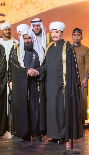 منح أعلى وسام لمسلمي روسيا الاتحادية للشيخ عبدالله البعيجان إمام المسجد النبوي منح أعلى وسام لمسلمي روسيا الاتحادية للشيخ عبدالله البعيجان إمام المسجد النبوي