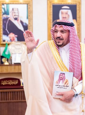 أمير القصيم يتسلم نسخه من كناب الملك سلمان بن عبدالعزيز في عيون الباحثين العرب