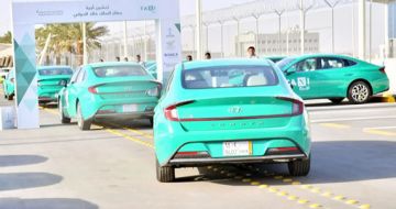 مصادرة المركبة وإبعاد غير السعودي.. إيقاف الترخيص وغرامات لمخالفات سائقي الأجرة مصادرة المركبة وإبعاد غير السعودي.. إيقاف الترخيص وغرامات لمخالفات سائقي الأجرة