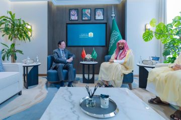 وزير العدل يستقبل سفير الصين لدى المملكة لبحث تعزيز التعاون في المجالات العدلية والقانونية وزير العدل يستقبل سفير الصين لدى المملكة لبحث تعزيز التعاون في المجالات العدلية والقانونية