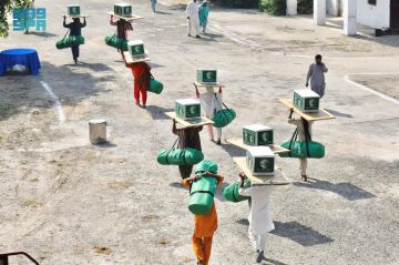 المملكة توزع (4.265) حقيبة إيوائية في إقليمي السند والبنجاب بباكستان