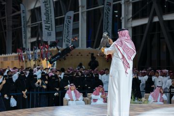 ربع مليون ريال.. بيع صقرين من منغوليا لأول مرة في معرض الصقور ربع مليون ريال.. بيع صقرين من منغوليا لأول مرة في معرض الصقور