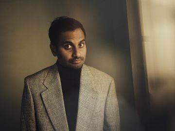 عزيز أنصاري يدافع عن مشاركته بمهرجان الرياض الكوميديا 