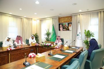 أمين الطائف يعتمد 10 مبادرات لتحسين بيئة العمل