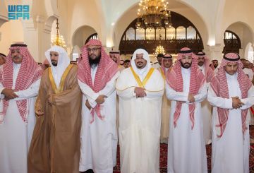 نائب أمير الرياض يؤدي صلاة الميت على والدة الشيخين الشبانات والخثلان نائب أمير الرياض يؤدي صلاة الميت على والدة الشيخين الشبانات والخثلان