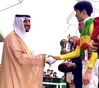 أمين عام هيئة الفروسية يسلم الكأس الملكي السعودي في اليابان للفائز بالمركز الأول