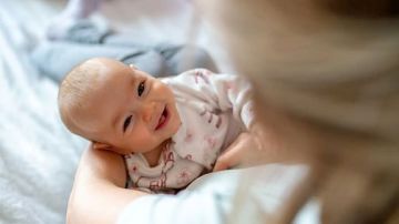 المولود يعرف أمه.. دراسة: أدمغة حديثي الولادة مهيأة للتواصل الاجتماعي بمعرفة الوجوه والنظرات والكلام