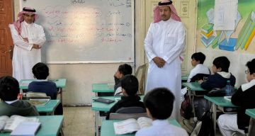 مدير تعليم الطائف يشارك طلاب ابتدائية المثناة يومهم الدراسي مدير تعليم الطائف يشارك طلاب ابتدائية المثناة يومهم الدراسي