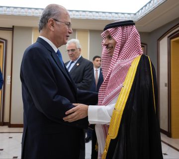 في مقر إقامته بالرياض .. رئيس وزراء فلسطين يستقبل الأمير فيصل بن فرحان