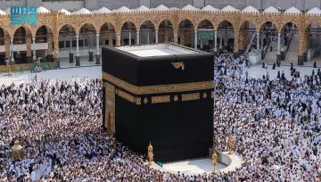 مكان يسمو ويعلو.. مشاهد روحانية للطائفين حول الكعبة المشرفة مكان يسمو ويعلو.. مشاهد روحانية للطائفين حول الكعبة المشرفة
