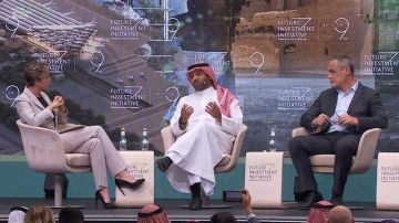 فايز: استثمارات كثيرة قادمة لمشروع نيوم.. ونقيم بشكل مستمر جدوى المشروعات فايز: استثمارات كثيرة قادمة لمشروع نيوم.. ونقيم بشكل مستمر جدوى المشروعات