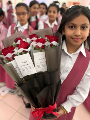 استقبال بالورود وبطاقات الشكر ولوحات ترحيبية تزين أروقة المدارس