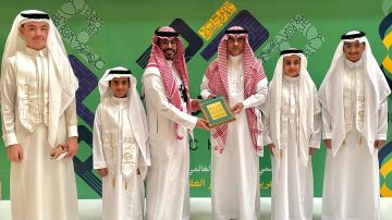 بالصور .. ورود وعبارات شكر وتقدير .. 1800 مدرسة بالطائف تحتفل بـ 27 ألف معلم ومعلمة في يومهم العالمي بالصور .. ورود وعبارات شكر وتقدير .. 1800 مدرسة بالطائف تحتفل بـ 27 ألف معلم ومعلمة في يومهم العالمي