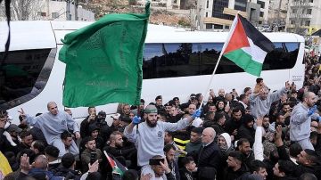 وصول 96 أسيرا فلسطينيا محررا إلى رام الله ضمن المرحلة الأولى من اتفاق تبادل الأسرى وصول 96 أسيرا فلسطينيا محررا إلى رام الله ضمن المرحلة الأولى من اتفاق تبادل الأسرى