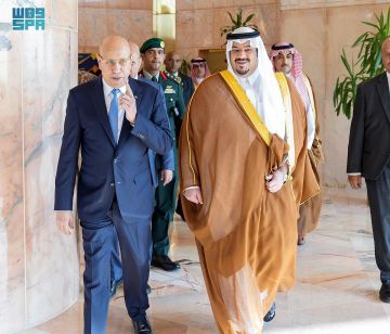 رئيس الجمهورية الإسلامية الموريتانية يغادر الرياض وفي مقدمة مودعيه نائب أمير المنطقة رئيس الجمهورية الإسلامية الموريتانية يغادر الرياض وفي مقدمة مودعيه نائب أمير المنطقة