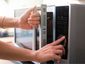 دراسة: طهي الخضروات بالميكروويف يحافظ على فيتامين سي أكثر من السلق والقلي