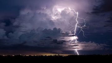 طقس اليوم ... الأرصاد: هطول أمطار غزيرة تؤدي إلى جريان السيول على جازان وعسير