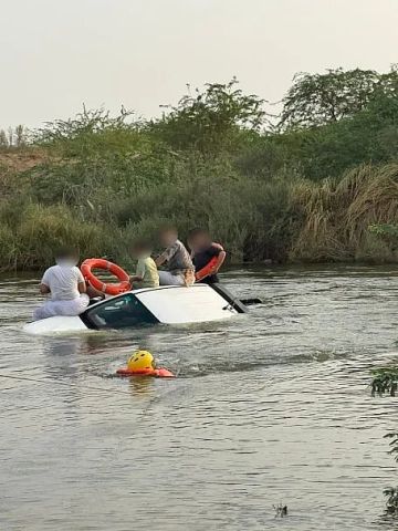 الدفاع المدني بالقنفذة ينقذ 5 أشخاص احتجزوا في مركبة جرفها السيل ويطبق الأنظمة على قائدها الدفاع المدني بالقنفذة ينقذ 5 أشخاص احتجزوا في مركبة جرفها السيل ويطبق الأنظمة على قائدها