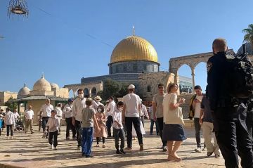 عشرات المستوطنين يقتحمون الأقصى بحماية شرطة الاحتلال عشرات المستوطنين يقتحمون الأقصى بحماية شرطة الاحتلال