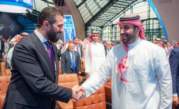 بحضور ولي العهد في جلسة مستقبل الاستثمار .. الشرع: السعودية قبلة الاقتصاد ومفتاح سوريا على العالم بحضور ولي العهد في جلسة مستقبل الاستثمار .. الشرع: السعودية قبلة الاقتصاد ومفتاح سوريا على العالم