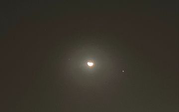 اقتران القمر والمشتري يزين سماء الحدود الشمالية