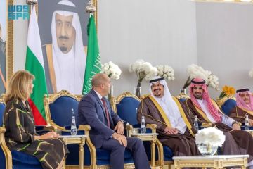 رئيس جمهورية بلغاريا يصل إلى الرياض وفي مقدمة مستقبليه نائب أمير المنطقة رئيس جمهورية بلغاريا يصل إلى الرياض وفي مقدمة مستقبليه نائب أمير المنطقة