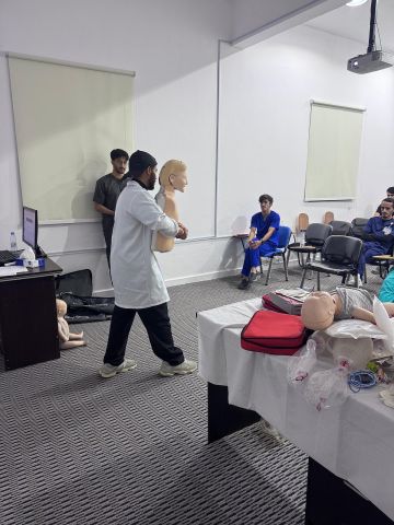 الهلال الأحمر السعودي بالباحة يؤهل عدد من طلاب الجامعة ليصبحوا مدربين مهارات إسعافية أساسية بجامعة الباحة الهلال الأحمر السعودي بالباحة يؤهل عدد من طلاب الجامعة ليصبحوا مدربين مهارات إسعافية أساسية بجامعة الباحة