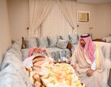 أمير جازان يزور الشيخ الشيباني بمنزلة للاطمئنان على صحة بعد خروجه من المستشفى أمير جازان يزور الشيخ الشيباني بمنزلة للاطمئنان على صحة بعد خروجه من المستشفى