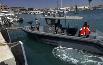 حرس الحدود بالمدينة المنورة ينقذ مواطنين تعطلت واسطتهما في عرض البحر