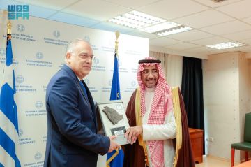 الخريف يلتقي وزير البيئة والطاقة ووزير التنمية في اليونان