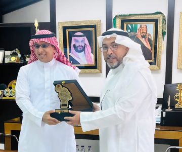 مدير عام إذاعة جدة يكرم منسوبي المجمع بمناسبة اليوم الوطني