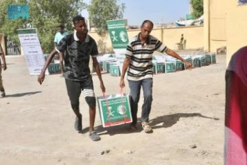 مركز الملك سلمان للإغاثة يوزع (515) سلة غذائية في محلية بورتسودان