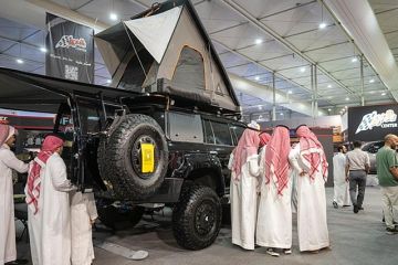 رحالة سعودي يعرض سيارته التي زار بها 50 دولة في معرض الصقور والصيد