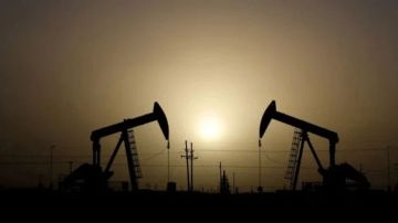 أسعار النفط تهبط رغم العقوبات وارتفاع الطلب مع خطط أوبك لضخ كميات إضافية أسعار النفط تهبط رغم العقوبات وارتفاع الطلب مع خطط أوبك لضخ كميات إضافية