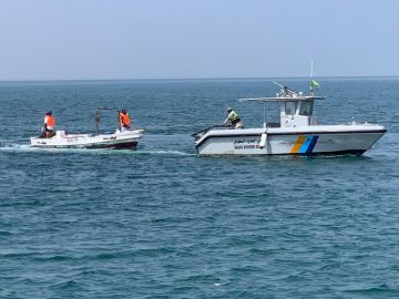 حرس الحدود بمنطقة مكة ينقذ مقيمين تعطلت واسطتهما البحرية في عرض البحر